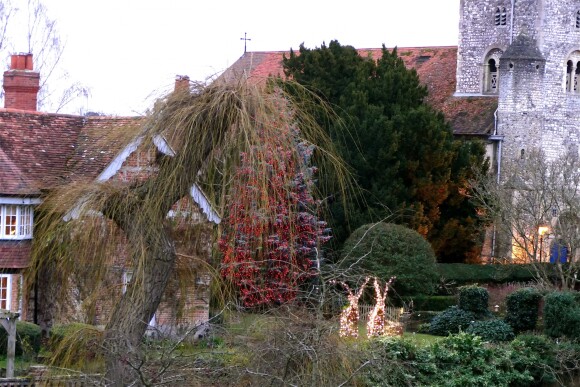 La propriété de George Michael à Goring dans l'Oxfordshire, encore décorée pour Noël, le 26 décembre 2016. 