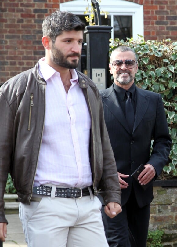 George Michael quitte son domicile avec son petit ami Fadi Fawaz à Londres le 14 mars 2012.