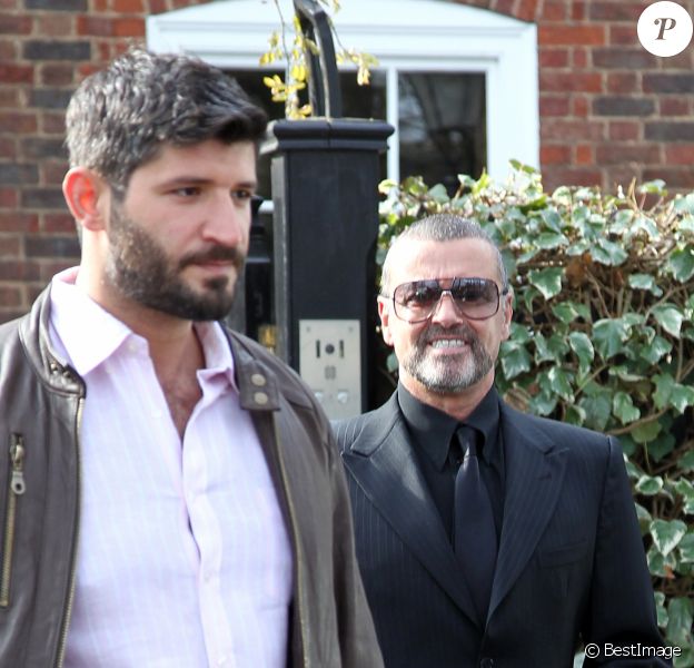 George Michael quitte son domicile avec son petit ami Fadi Fawaz à Londres le 14 mars 2012.