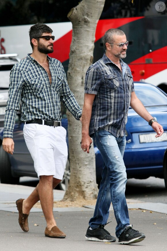 George Michael quitte son domicile avec son petit ami Fadi Fawaz à Londres le 14 mars 2012.