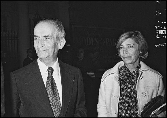 Archives - Louis de Funès et sa femme à la première de la pièce de théâtre "L'autre valise" au théâtre des variétés en 1976.