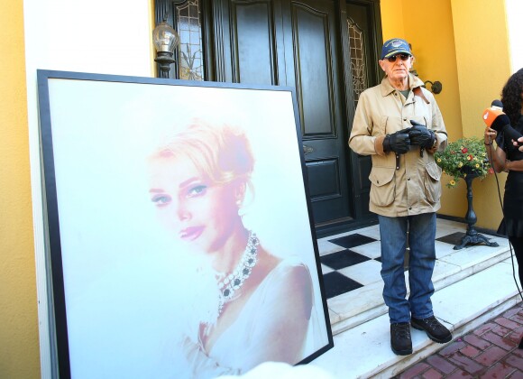 Le prince Frederic Von Anhalt, mari de Zsa Zsa Gabor, a donné une conférence de presse devant leur domicile à Bel-Air, pour annoncer que la célèbre actrice n'avait pas souffert lors de sa crise cardiaque. Le 19 décembre 2016  52261679 Zsa Zsa Gabor's husband Prince Frederic Von Anhalt holds a press conference outside their home in Bel-Air, California on December 19, 2016. Prince Frederic told the gathering media that Zsa Zsa passed away peacefully and without pain yesterday when she died of a heart attack at the age of 99.19/12/2016 - Bel-Air