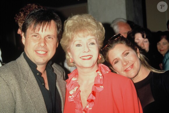 Carrie Fisher pose avec sa mère Debbie Reynolds, son frère Todd lors de la soirée "AFI Circle Awards" à Los Angeles en 1998
