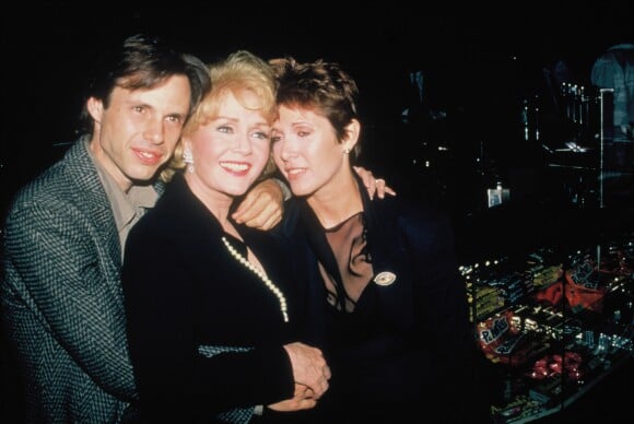 Carrie Fisher posant avec sa mère Debbie Reynolds, son frère Todd dans les années 1990