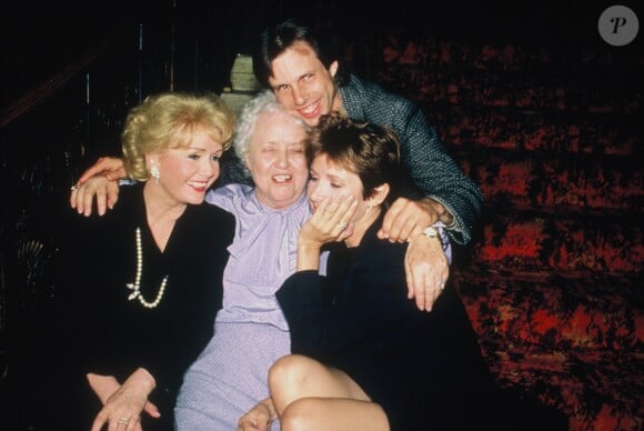 Carrie Fisher pose avec sa mère Debbie Reynolds, son frère Todd et sa grand-mère dans les années 1990