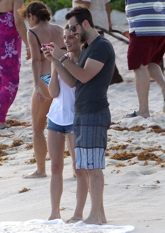 Exclusif - Ashley Greene et son compagnon Paul Khoury sur la plage à Cancun, le 23 novembre 2014.