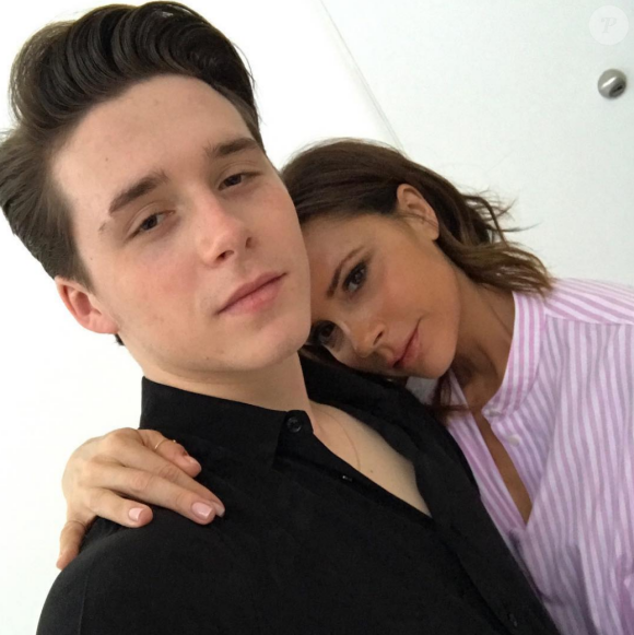 Victoria Beckham et son fil aîné Brooklyn sur un shooting pour Vogue, décembre 2016.