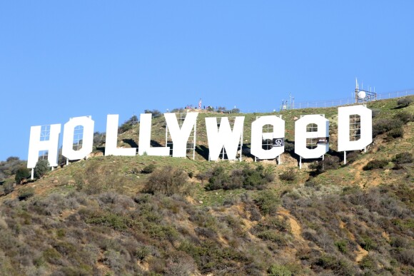 L'iconique panneau Hollywood est devenu "Hollyweed". Hollywood, Los Angeles, le 1er janvier 2017.