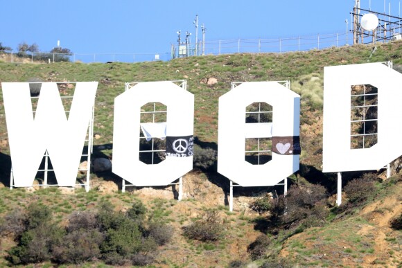L'iconique panneau Hollywood est devenu "Hollyweed", Hollywood, Los Angeles, le 1er janvier 2017. Il était arrivé exactement la même chose en 1976.