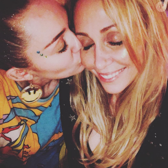 Miley Cyrus fête le réveillon avec sa mère lors d'une grosse soirée à San Diego. Photo publiée sur Instagram le 1er janvier 2017.