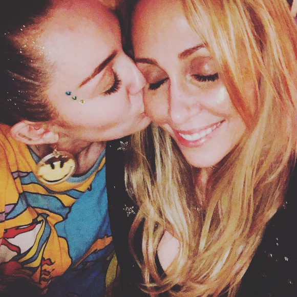 Miley Cyrus fête le réveillon avec sa mère lors d'une grosse soirée à San Diego. Photo publiée sur Instagram le 1er janvier 2017.
