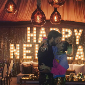 Miley Cyrus fête le réveillon avec sa belle-famille lors d'une grosse soirée à San Diego. Son chéri Liam Hemsworth et sa mère Tisu Cyrus étaient présents. Les internautes pensent que le couple s'est marié en secret. Photo publiée sur Instagram le 1er janvier 2017.