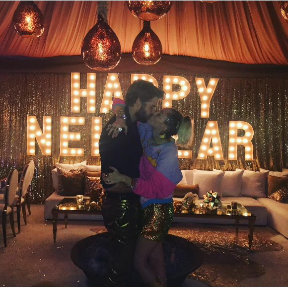 Miley Cyrus fête le réveillon avec sa belle-famille lors d'une grosse soirée à San Diego. Son chéri Liam Hemsworth et sa mère Tisu Cyrus étaient présents. Les internautes pensent que le couple s'est marié en secret. Photo publiée sur Instagram le 1er janvier 2017.