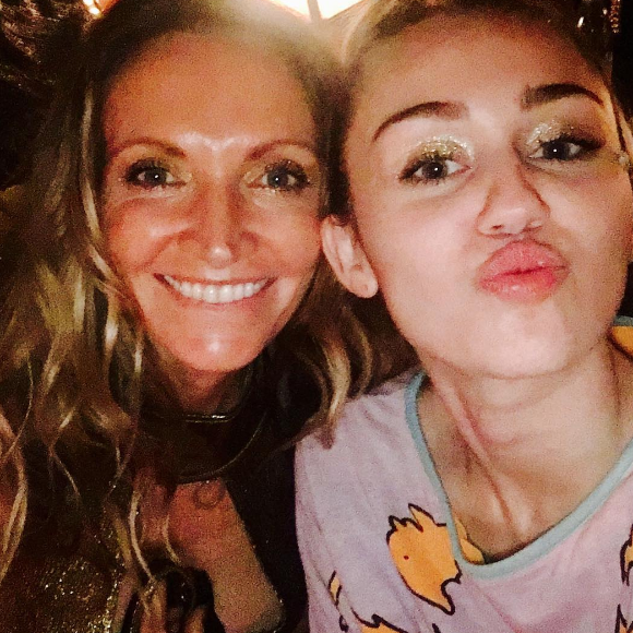 Miley Cyrus fête le réveillon avec sa belle-famille lors d'une grosse soirée à San Diego. Son chéri Liam Hemsworth et sa mère Tisu Cyrus étaient présents. Les internautes pensent que le couple s'est marié en secret. Photo publiée sur Instagram le 1er janvier 2017.