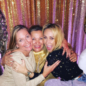 Miley Cyrus fête le réveillon avec sa belle-famille lors d'une grosse soirée à San Diego. Les internautes pensent que le couple s'est marié en secret. Photo publiée sur Instagram le 1er janvier 2017.