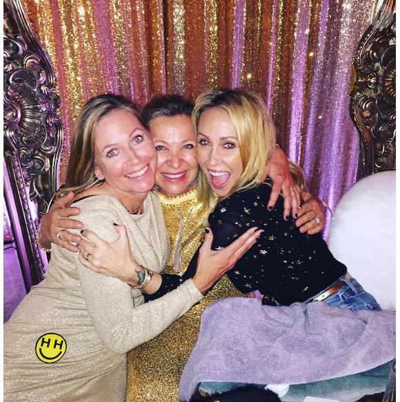 Miley Cyrus fête le réveillon avec sa belle-famille lors d'une grosse soirée à San Diego. Les internautes pensent que le couple s'est marié en secret. Photo publiée sur Instagram le 1er janvier 2017.