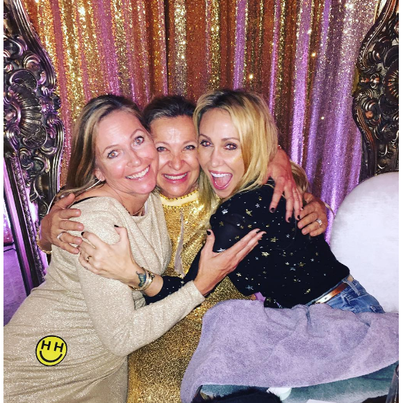 Miley Cyrus fête le réveillon avec sa belle-famille lors d'une grosse soirée à San Diego. Les internautes pensent que le couple s'est marié en secret. Photo publiée sur Instagram le 1er janvier 2017.