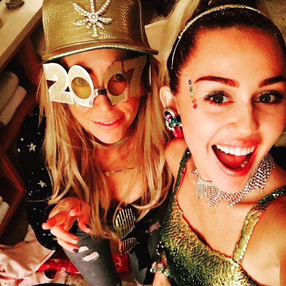 Miley Cyrus fête le réveillon avec sa mère lors d'une grosse soirée à San Diego. Photo publiée sur Instagram le 1er janvier 2017.