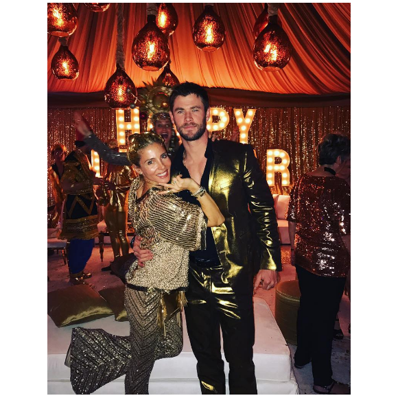 Elsa Pataky célèbre le Nouvel An avec son chéri Chris Hemsworth et la chanteuse Miley Cyrus, qui est en couple avec Liam Hemsworth. Photo publiée sur Instagram le 1er janvier 2017