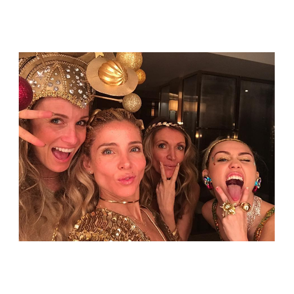 Elsa Pataky célèbre le Nouvel An avec son chéri Chris Hemsworth et la chanteuse Miley Cyrus, qui est en couple avec Liam Hemsworth. Photo publiée sur Instagram le 1er janvier 2017