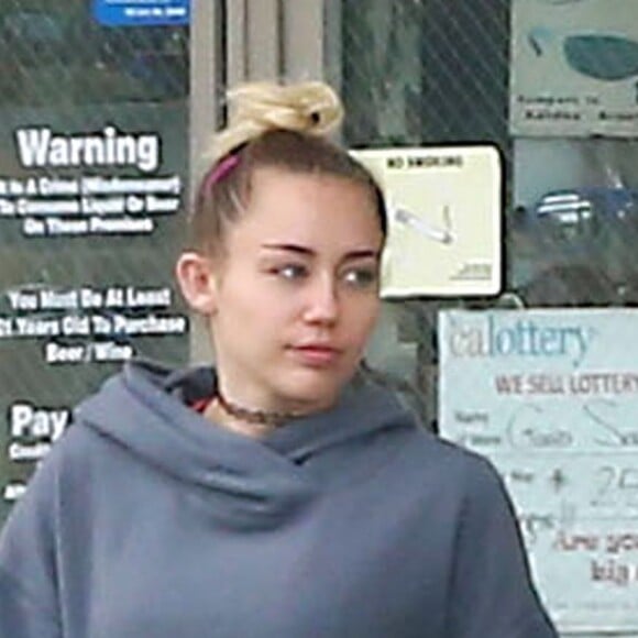 Exclusif - Miley Cyrus va s'acheter une boisson dans une station service à Los Angeles, le 16 novembre 2016.