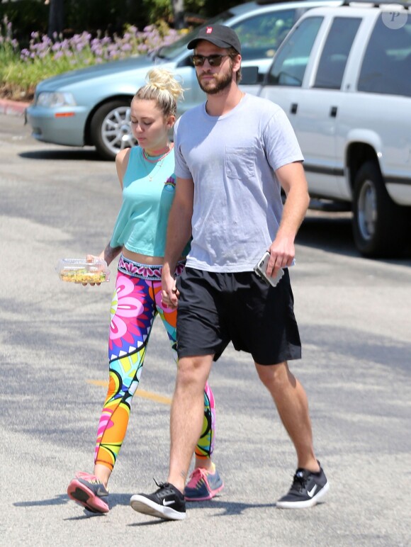 Exclusif - Miley Cyrus et son compagnon Liam Hemsworth sont allés déjeuner en amoureux à Los Angeles, le 26 août 2016