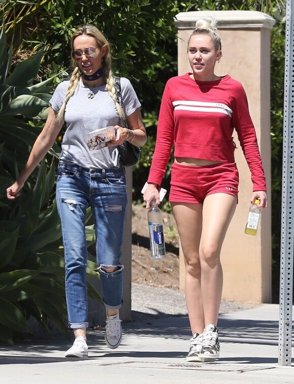 Exclusif - Miley Cyrus est allée déjeuner avec sa mère Trish à Los Angeles, le 18 août 2016