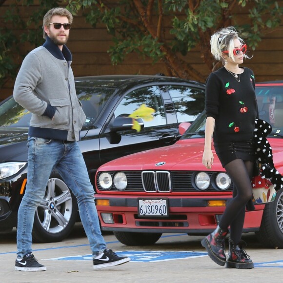 Liam Hemsworth et Miley Cyrus à la sortie du restaurant Nobu à Malibu. Le 2 décembre 2016