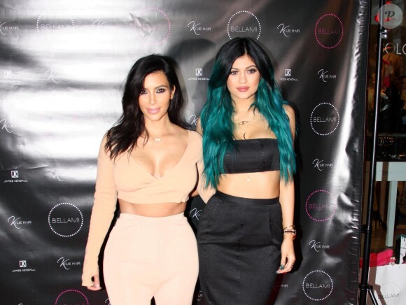 Kim Kardashian et sa soeur Kylie Jenner lors du lancement de Kylie Hair Kouture à Beverly Hills, le 13 novembre 2014.