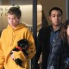 Sofia Richie avec son petit chien et Moisés Arias font du shopping chez Barney's New York à Los Angeles, Californie, Etats-Unis, le 13 décembre 2016.