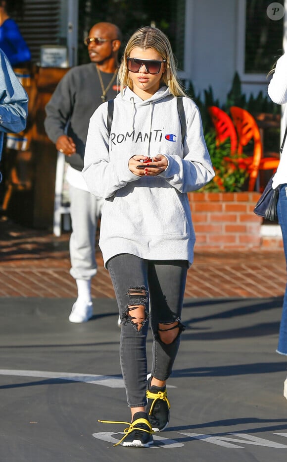 Sofia Richie se promène avec ses amis à Los Angeles, le 17 novembre 2016.