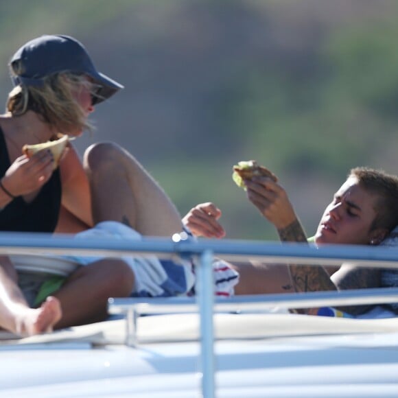 Semi Exclusif - Justin Bieber et sa compagne Sofia Richie en vacances sur un yacht à Los Cabos au Mexique le 29 août 2016.