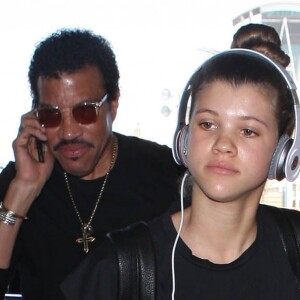 Lionel Richie quitte l'aeroport de Los Angeles avec sa fille Sofia, le 15 mai 2013