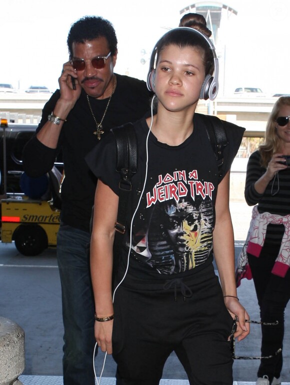 Lionel Richie quitte l'aeroport de Los Angeles avec sa fille Sofia, le 15 mai 2013