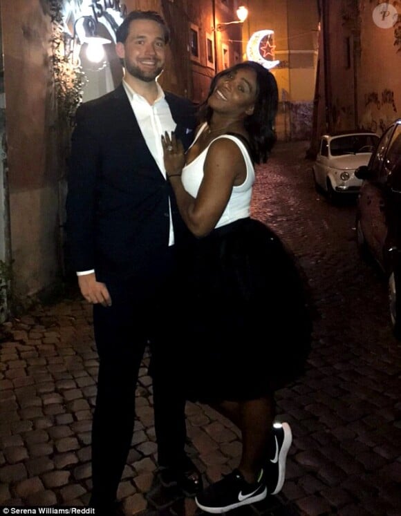 Serena Williams pose avec son fiancé Alexis Ohanian, et dévoile sa bague, le 5 janvier 2017.