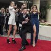 Sophia Rose Stallone, Sistine Rose Stallone, Scarlet Rose Stallone avec Jimmy Fallon participent à l'installation du tapis rouge pour la 74e cérémonie des Golden Globes à Los Angeles, le 4 Janvier 2017. © Magnus Sundholm/HFPA/Zuma Press/Bestimage