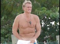 PHOTOS : Le beau Dolph Lundgren fait un strip-tease sur la plage...