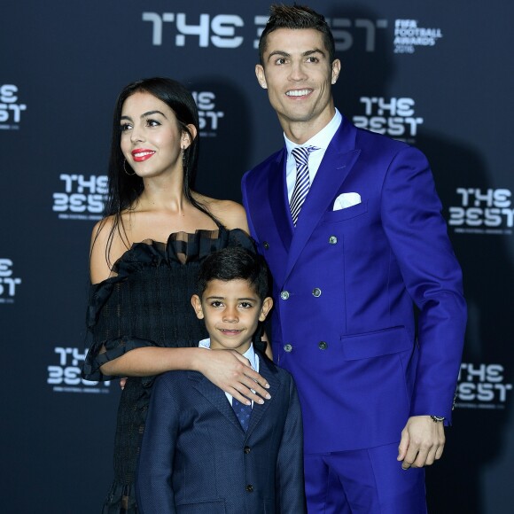 Cristiano Ronaldo, son fils Cristiano Jr et sa compagne Georgina Rodriguez au photocall des FIFA Football Awards à Zurich le 9 janvier 2017.
