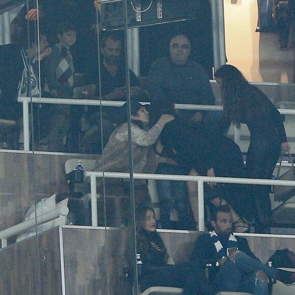 Cristiano Ronaldo assiste au match Real Madrid contre Deportivo La Corogne en présence de sa compagne Georgina Rodriguez et de son fils Cristiano Jr ainsi que sa mère Maria Dolores à Madrid le 10 décembre 2016.
