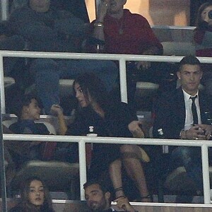 Cristiano Ronaldo assiste au match Real Madrid contre Deportivo La Corogne en présence de sa compagne Georgina Rodriguez et de son fils Cristiano Jr ainsi que sa mère Maria Dolores à Madrid le 10 décembre 2016.
