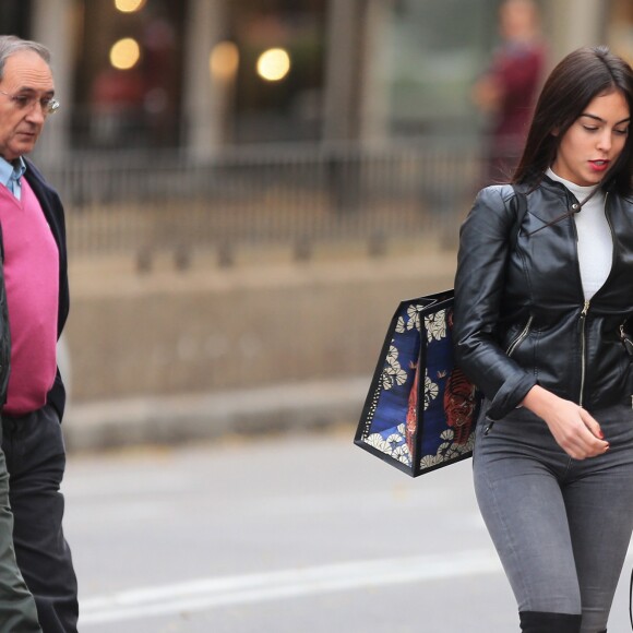 Georgina Rodriguez, la nouvelle compagne de Cristiano Ronaldo sort avec un ami d'une boutique Gucci à Madrid, le 8 décembre 2016.