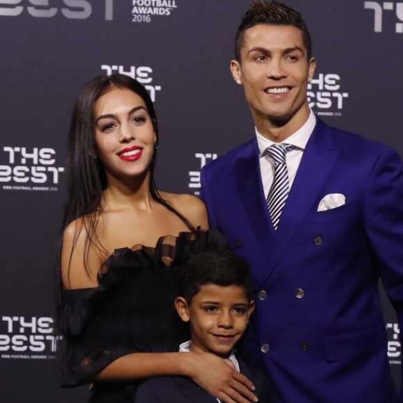 Cristiano Ronaldo, son fils Cristiano Jr et sa compagne Georgina Rodriguez au photocall des FIFA Football Awards à Zurich le 9 janvier 2017.