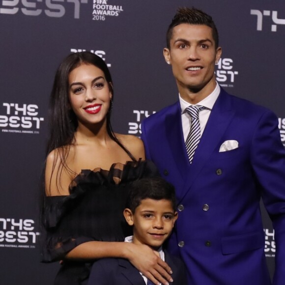 Cristiano Ronaldo, son fils Cristiano Jr et sa compagne Georgina Rodriguez au photocall des FIFA Football Awards à Zurich le 9 janvier 2017.
