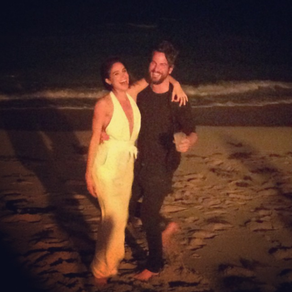 Meghan Markle, compagne du prince Harry, avec son grand ami Markus Anderson début 2015, les pieds dans le sable en marge du Miami Art Basel. Photo Instagram.