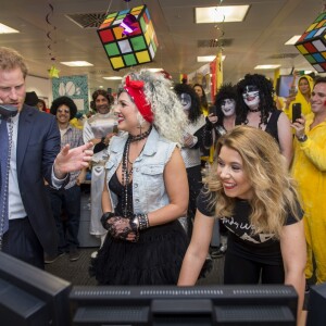 Le prince Harry participe à la 24e journée de collecte de fonds caritative dans une salle de l'ICAP à la City à Londres, le 7 décembre 2016.