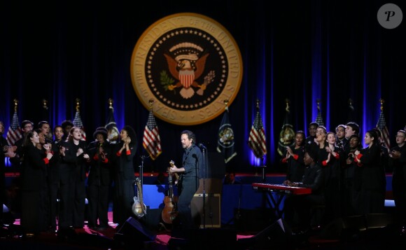 Le musicien Eddie Vedder et la Chicago Children's Choir (chorale des enfants de Chicago) - Le président Barack Obama, son épouse Michelle et leur fille Malia à McCormick Place. Chicago, le 10 janvier 2017.