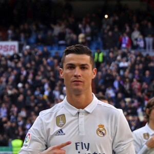 Cristiano Ronaldo pose avec ses quatre Ballons d'or avant le match du Real Madrid contre Grenade le 7 janvier 2017.