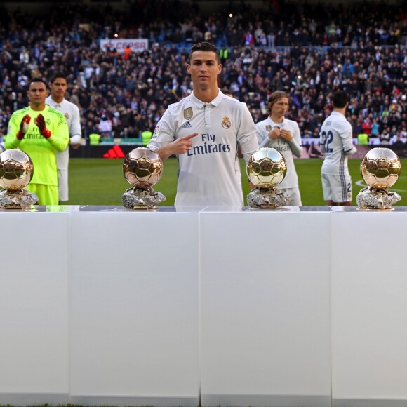 Cristiano Ronaldo pose avec ses quatre Ballons d'or avant le match du Real Madrid contre Grenade le 7 janvier 2017.