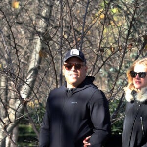 Ronaldo et sa petite-amie Celina Locks, lors d'une balade en amoureux dans les rues de Madrid le 6 janvier 2017.