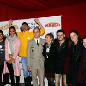 Flora Coquerel, Frédéric Edelstein (directeur du Cirque Pinder), sa femme Sophie , Grégory Bakian, Dounia Coesens et Sandrine Martinet lors du 9ème Gala Handicirque au cirque Pinder, sur la pelouse de Reuilly à Paris, France, le jeudi 12 janvier 2017. © JLPPA/Bestimage